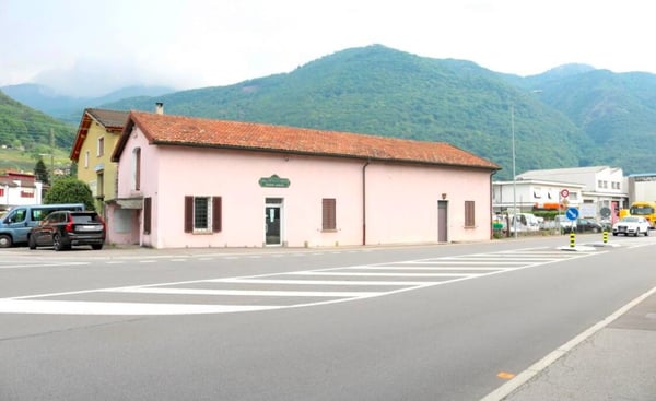 Locale commerciale con parcheggio a Bironico 19