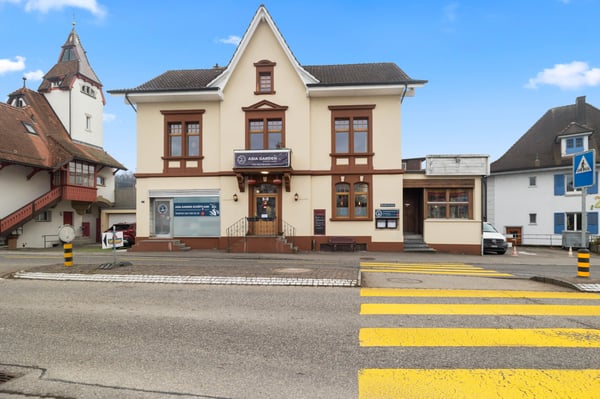 Zentrales Wohn- und Geschäftshaus, 3 Einheiten, Schöftland 1