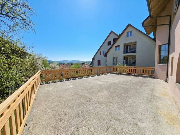 Hell mit Balkon und Aussicht 2