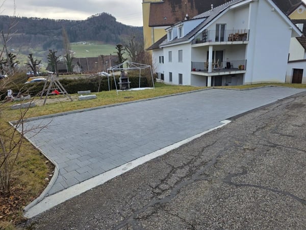 6 Aussenparkplätze, neu und eben 2