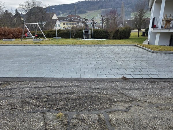 6 Aussenparkplätze, neu und eben 3