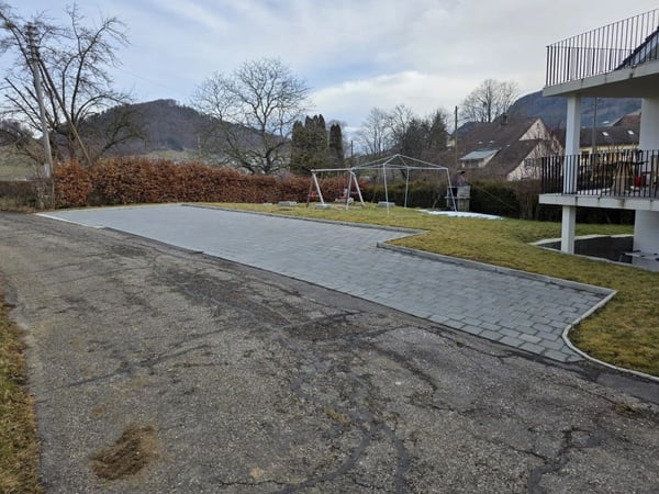 6 Aussenparkplätze, neu und eben 4