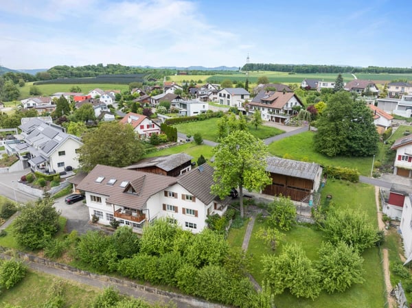 Geräumiges Familienhaus mit zwei zugebauten Wohnungen, diversen Hobby-, Einstell- und Lagermöglichkeiten inkl. Baulandparzelle 1