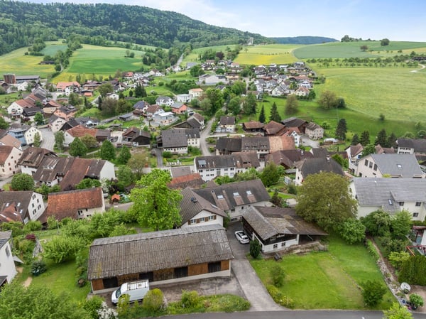 Geräumiges Familienhaus mit zwei zugebauten Wohnungen, diversen Hobby-, Einstell- und Lagermöglichkeiten inkl. Baulandparzelle 5