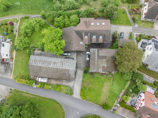 Geräumiges Familienhaus mit zwei zugebauten Wohnungen, diversen Hobby-, Einstell- und Lagermöglichkeiten inkl. Baulandparzelle 3