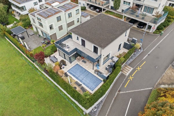 Traumhaftes Einfamilienhaus in Jonen mit Swimmingpool und atemberaubender Aussicht 1