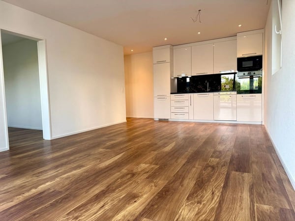 Neuwertig und hell mit grossem Balkon 3