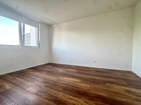 Neuwertig und hell mit grossem Balkon 4