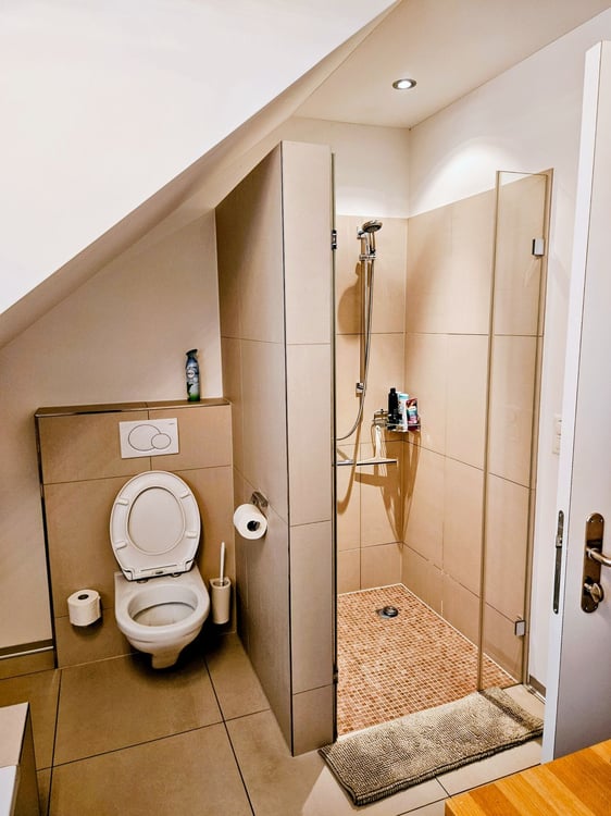Geräumige 3.5-Zimmer Dachwohnung mit Aussicht in Weiningen 11