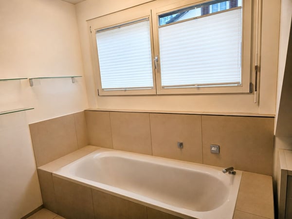 Geräumige 3.5-Zimmer Dachwohnung mit Aussicht in Weiningen 10