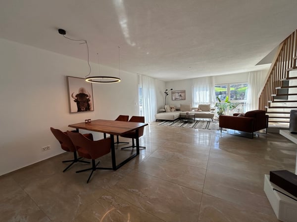 Grosszügige 4.5-Zimmer-Maisonette mit zwei Balkonen und Weitsicht an ruhiger Lage 2