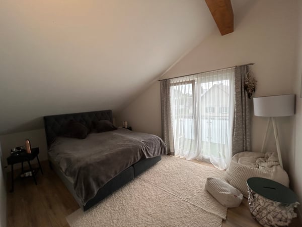 Grosszügige 4.5-Zimmer-Maisonette mit zwei Balkonen und Weitsicht an ruhiger Lage 8