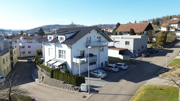 Grosszügige 4.5-Zimmer-Maisonette mit zwei Balkonen und Weitsicht an ruhiger Lage 1