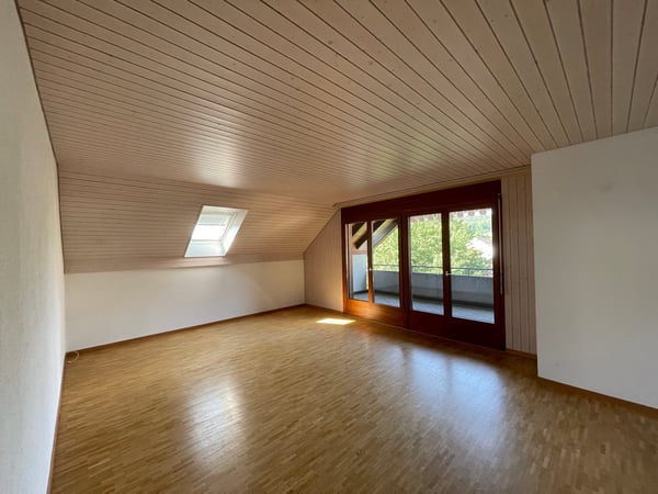 Charmante Dachwohnung an ruhiger Lage mit Balkon und Hobbyraum