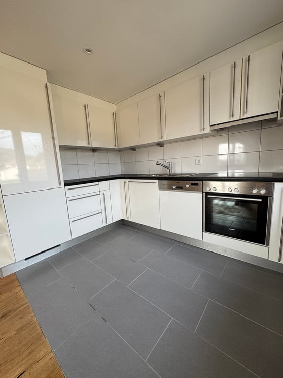 Helle 4-Zimmer-Wohnung mit Balkon und schöner Aussicht in Kirchleerau 3