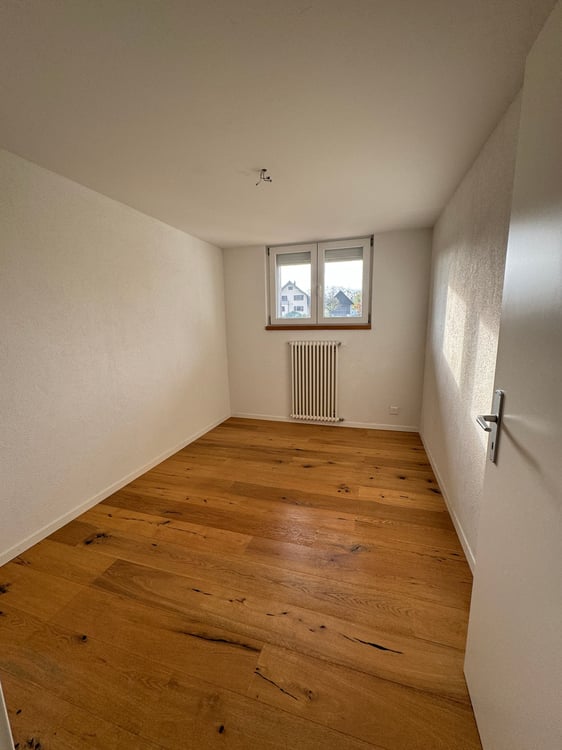 Helle 4-Zimmer-Wohnung mit Balkon und schöner Aussicht in Kirchleerau 4