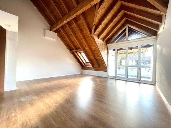 Charmante 2.5-Zimmer-Dachwohnung mit Balkon in Regensdorf 3