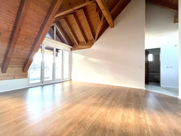 Charmante 2.5-Zimmer-Dachwohnung mit Balkon in Regensdorf 2