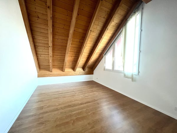 Charmante 2.5-Zimmer-Dachwohnung mit Balkon in Regensdorf 4