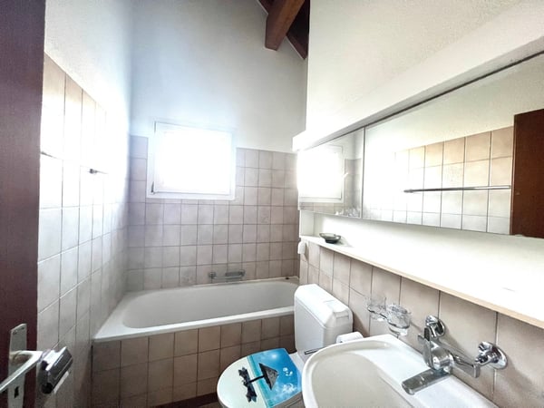 Charmante 2.5-Zimmer-Dachwohnung mit Balkon in Regensdorf 6