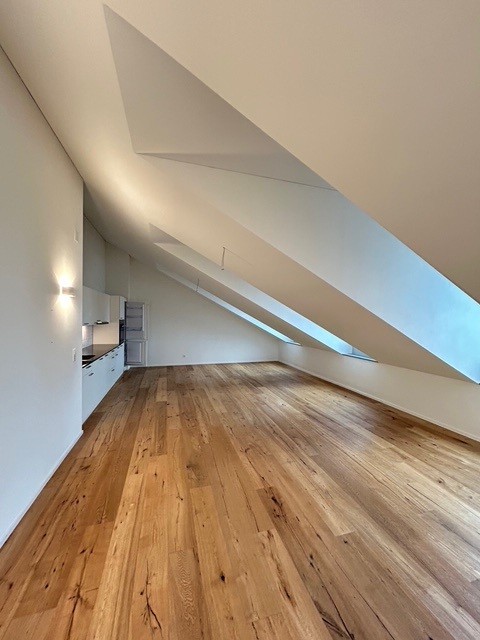Moderne 2.5-Zimmer-Dachwohnung im Neubau – Kirchstrasse 20, Glarus 2