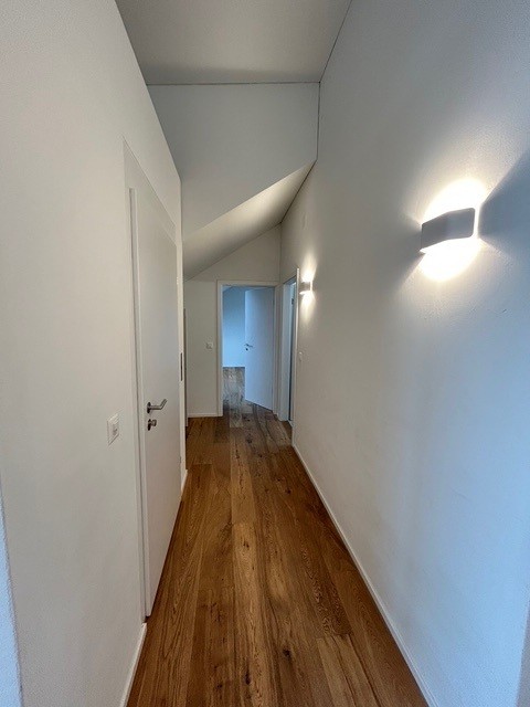 Moderne 2.5-Zimmer-Dachwohnung im Neubau – Kirchstrasse 20, Glarus 3