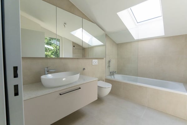 Helle, neue luxuriöse 3½ Zimmer Wohnung (E7) im DG mit grossem Balkon 9