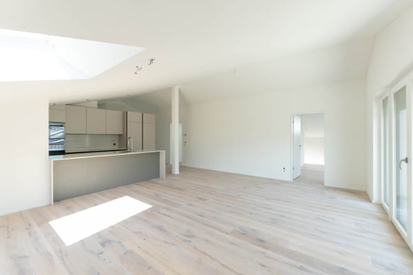 Helle, neue luxuriöse 3½ Zimmer Wohnung (E7) im DG mit grossem Balkon 8