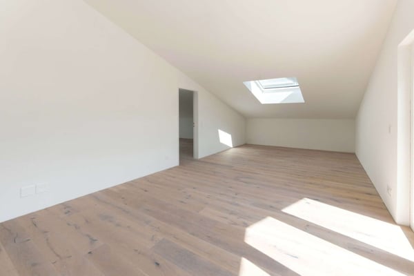 Helle, neue luxuriöse 3½ Zimmer Wohnung (E7) im DG mit grossem Balkon 10