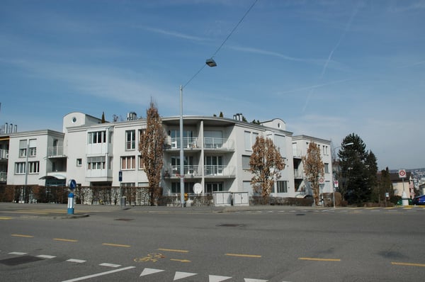 Helle 2.5-Zimmer-Wohnung mit Balkon an ruhiger Lage in Zürich-Altstetten 1
