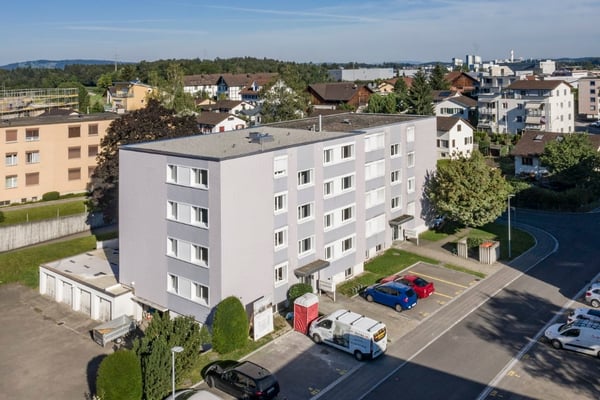 Totalsanierte 3.5-Zimmer-Wohnung mit sonnigem Balkon in Hinwil 1