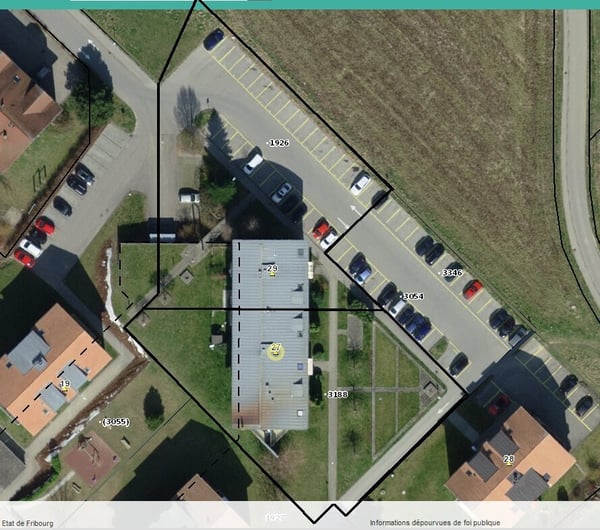 Place de parc extérieure avec arceau rabattable anti-stationnement 11