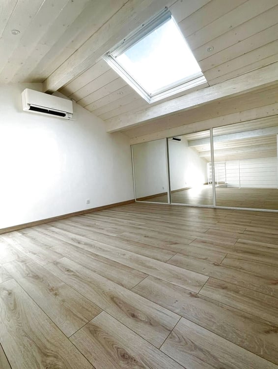 Duplex en dernier étage rénové à Port Ripaille 9