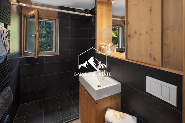 Stunning 4.5-Room Apartment on Route de Tsarbouye 17