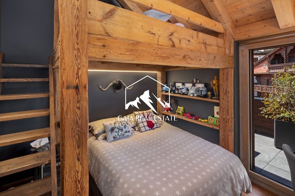 Stunning 4.5-Room Attic Apartment with Panoramic Views in Crans-Montana 11