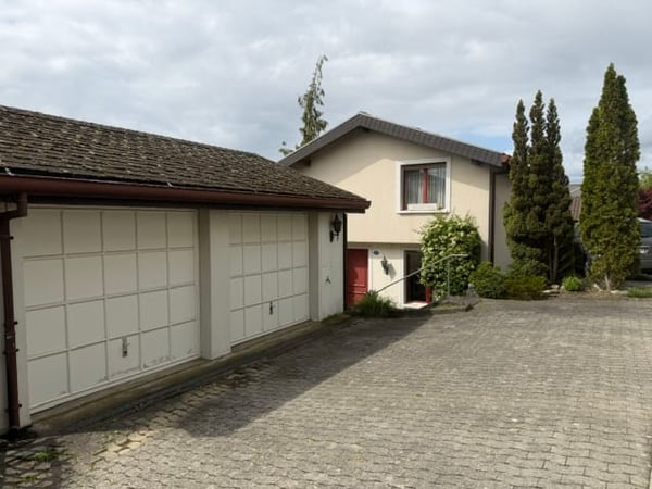 5.5-Zimmer-Einfamilienhaus mit Garten in Müntschemier kaufen 2