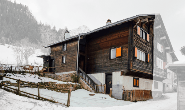 4.5-Zimmer-Haushälfte in idyllischem Bergdorf 1