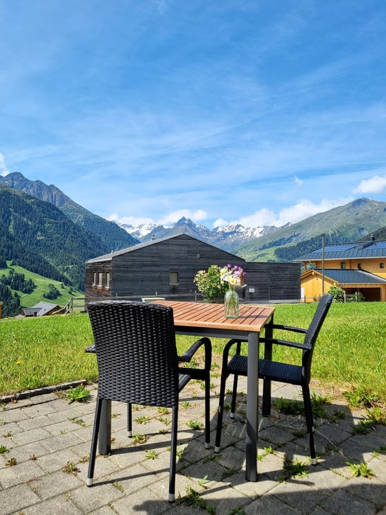 Moderne 6.5-Zimmer-Wohnung mit unverbaubarer Aussicht und sonnigem Sitzplatz 5