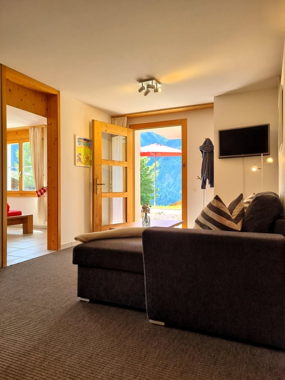 Moderne 6.5-Zimmer-Wohnung mit unverbaubarer Aussicht und sonnigem Sitzplatz 12