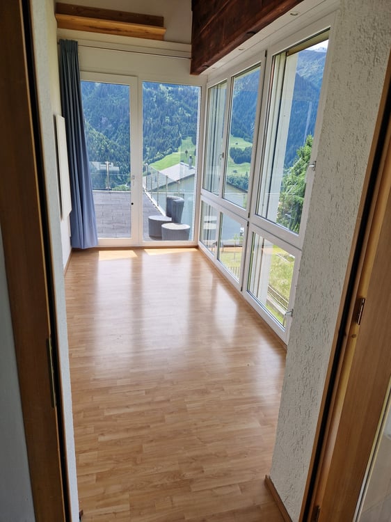 Charmante 5.5-Zimmer-Wohnung mit atemberaubendem Bergblick in Lumbrein 3
