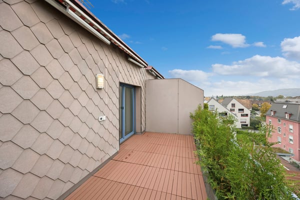 Moderne 1-Zimmer-Maisonette-Wohnung mit Stadtblick in Dietikon 2