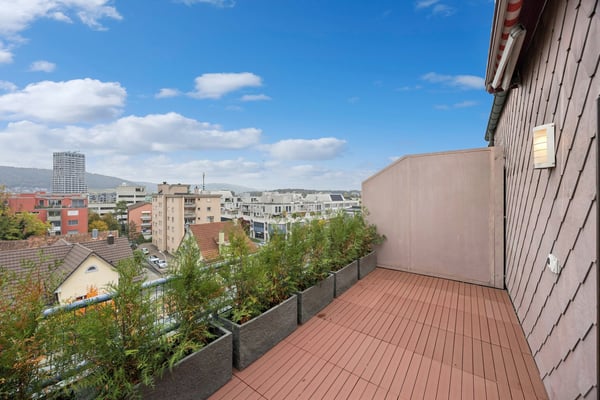 Moderne 1-Zimmer-Maisonette-Wohnung mit Stadtblick in Dietikon 1