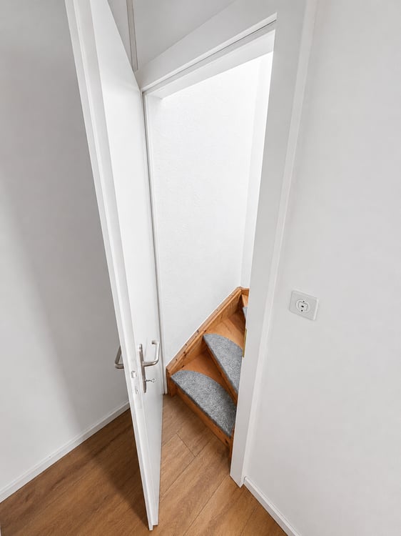 Modernes möbliertes Zimmer mit privatem Zugang in Oberengstringen 7