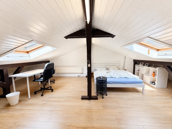 Modernes möbliertes Zimmer mit privatem Zugang in Oberengstringen