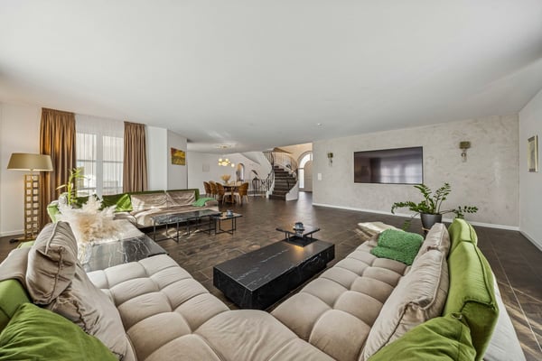 12-Zimmer-Villa mit Indoor-Pool | Mietkauf möglich 22