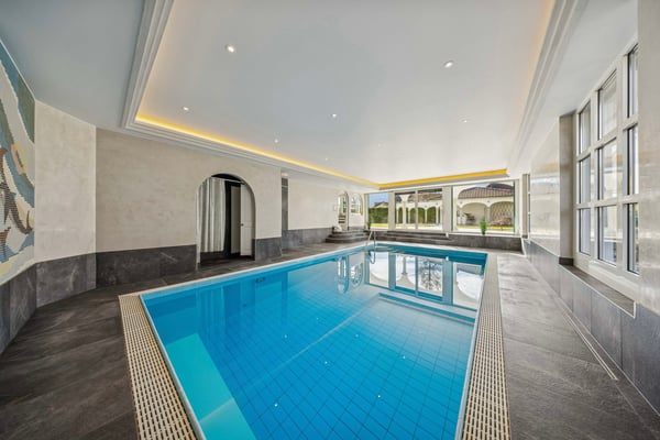 12-Zimmer-Villa mit Indoor-Pool | Mietkauf möglich 6