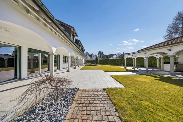 12-Zimmer-Villa mit Indoor-Pool | Mietkauf möglich 2