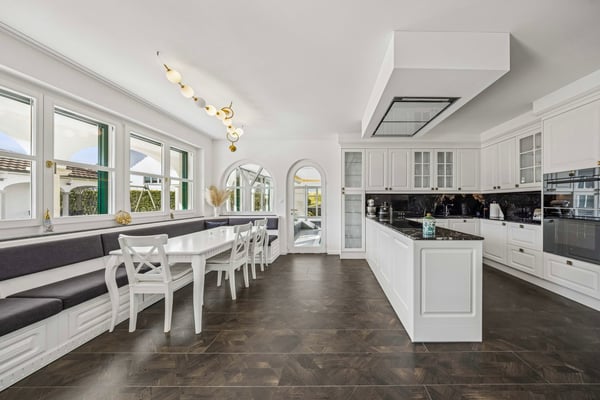 12-Zimmer-Villa mit Indoor-Pool | Mietkauf möglich 24
