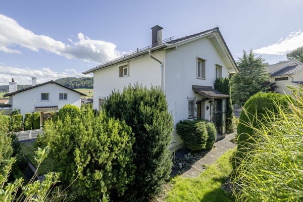 Freistehendes Einfamilienhaus mit Pool 1