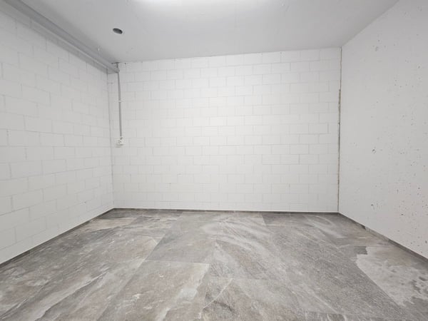 NEUBAU AN TOPLAGE MIT GROSSZÜGIGEM SITZPLATZ (40 M²) SOWIE EIGENER WASCHKÜCHE UND KELLER (17,4 M²). DIE WOHNUNG KANN AUF WUNSCH AUCH MÖBLIERT GEMIETET WERDEN. 7